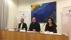 Bei der Pressekonferenz am 10. Januar 2019 (von links): Generalvikar Ulrich von Plettenberg, Bischof Stephan Ackermann, Pressesprecherin Judith Rupp / Bistum Trier