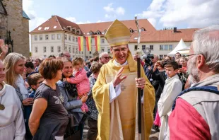 Der frisch geweihte Bischof  / Bistum Hildesheim