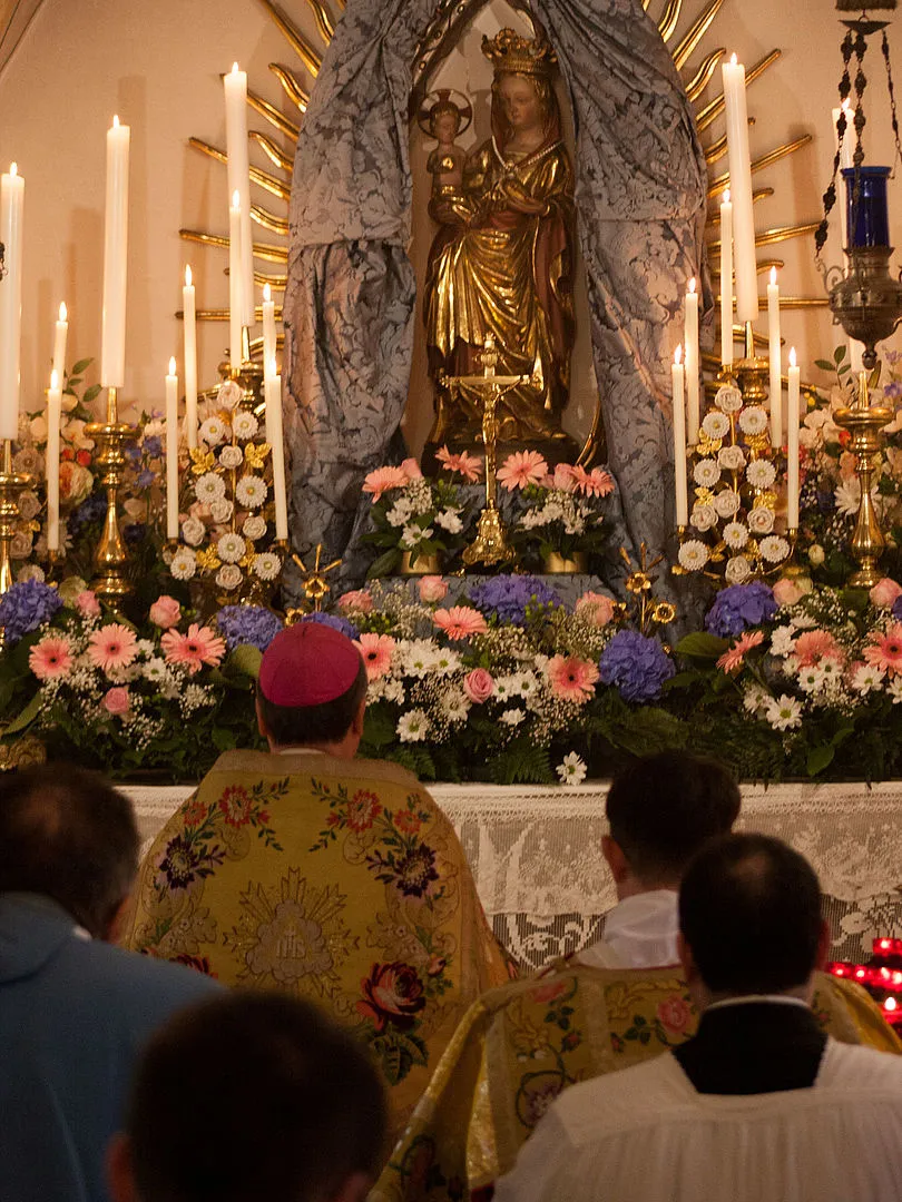 Bischof Ackermann vor dem Marienaltar der Engelporter Klosterkirche