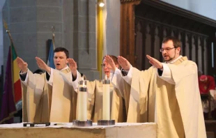 Die Neupriester Michael Polster, Simon Heindl und Thomas Rose (v.l.) spenden den Primizsegen. / Bistum Eichstätt / Andreas Schneidt