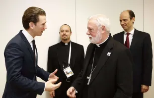 Erzbischof Gallagher trifft den österreichischen Außenminister und angehenden Regierungchef Sebastian Kurz. Die XXIV. Ministerkonferenz der OSZE fand am 7. und 8. Dezember in Wien statt. / Twitter / Sebastian Kurz