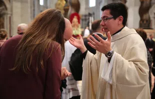 Bei der Weihe eines Priesters im Petersdom am 26. April 2015 / Daniel Ibanez / CNA Deutsch