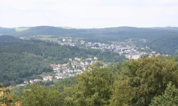 Blick auf Daun (Symbolbild) / Erno Hannink / Wikimedia Commons (CC BY 2.0)