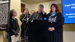 Randall Terry (am Rednerpult), Sprecher der Gruppierung "Progressive Anti-Abortion Uprising", und andere Mitglieder der Pro-Life-Gruppe berichten auf einer Pressekonferenz am 5. April 2022 in Washington, D.C., von Videobildern und Fotos, auf denen die Gruppe die Überreste von 115 abgetriebenen Föten zeigt, die sie nach eigenen Angaben aus dem Sondermüll einer Abtreibungsklinik in Washington, D.C., erhalten hat. / Katie Yoder/CNA