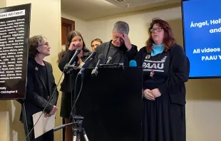 Randall Terry (am Rednerpult), Sprecher der Gruppierung "Progressive Anti-Abortion Uprising", und andere Mitglieder der Pro-Life-Gruppe berichten auf einer Pressekonferenz am 5. April 2022 in Washington, D.C., von Videobildern und Fotos, auf denen die Gruppe die Überreste von 115 abgetriebenen Föten zeigt, die sie nach eigenen Angaben aus dem Sondermüll einer Abtreibungsklinik in Washington, D.C., erhalten hat. / Katie Yoder/CNA