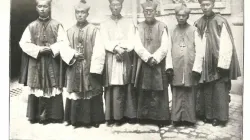 Am 30. März 1926 gab Kardinal van Rossum, Präfekt der Propaganda Fide, die Entscheidung von Papst Pius XI. bekannt, die ersten sechs chinesischen Bischöfe zu weihen. Die Weihezeremonie fand am 28. Oktober desselben Jahres im Petersdom statt. / Gemeinfrei