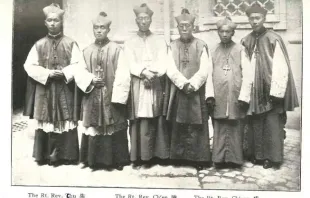 Am 30. März 1926 gab Kardinal van Rossum, Präfekt der Propaganda Fide, die Entscheidung von Papst Pius XI. bekannt, die ersten sechs chinesischen Bischöfe zu weihen. Die Weihezeremonie fand am 28. Oktober desselben Jahres im Petersdom statt. / Gemeinfrei