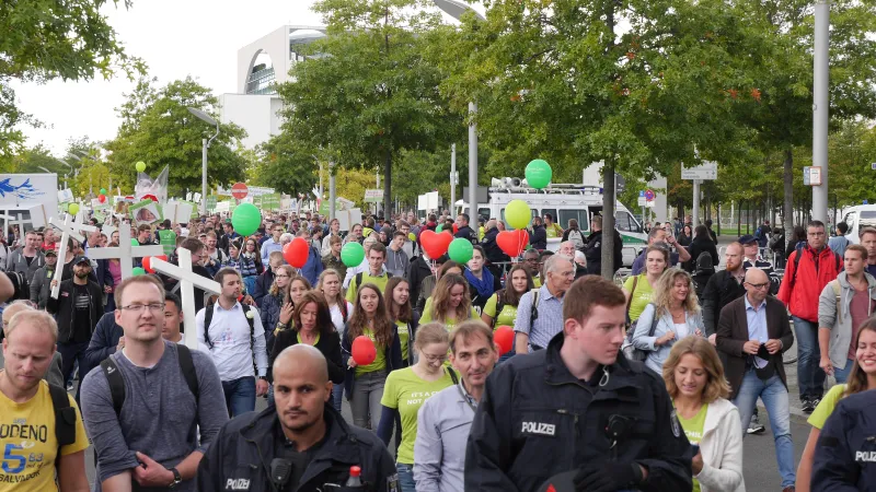 Polizisten schützen Teilnehmer am Marsch für das Leben in Berlin am 16. September 2017