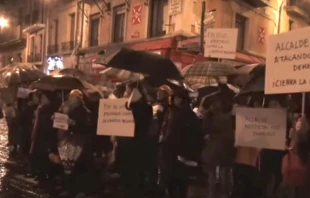 Rund 200 Menschen demonstrierten vor dem Rathaus.  / HazteOir.org via YouTube