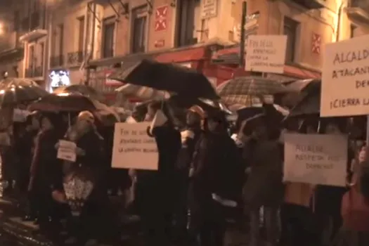 Rund 200 Menschen demonstrierten vor dem Rathaus.  / HazteOir.org via YouTube