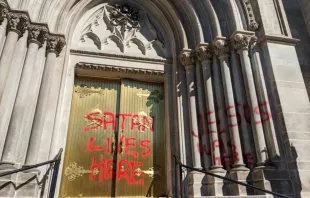 Die beschmierte Tür der Kathedrale Basilika der Unbefleckten Empfängnis in Denver (Colorado, USA) am 10. Oktober 2021 / Foto mit freundlicher Genehmigung von Pater Samuel Morehead.