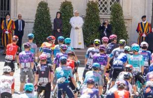 Papst Leo mit den Radprofis des Giro d’Italia am 1. Juni 2025 / Daniel Ibáñez / EWTN News / Vatican Pool
