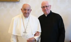 Pater Andrew Campell mit Papst Franziskus. / Vatican Media