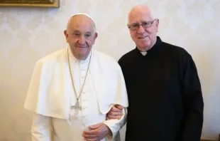 Pater Andrew Campell mit Papst Franziskus. / Vatican Media