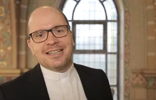 Pfarrer Dirk Bingener / screenshot / YouTube / missio Aachen