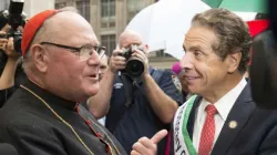 Kardinal Timothy Dolan und Gouverneur Andrew Cuomo im Jahr 2017 bei der "Columbus Day Parade". /  lev radin / Shutterstock