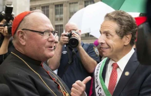 Kardinal Timothy Dolan und Gouverneur Andrew Cuomo im Jahr 2017 bei der "Columbus Day Parade". /  lev radin / Shutterstock