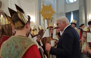 Die bayerischen Sternsinger beim Berliner Bundespräsidenten / Bistum Eichstätt / Twitter