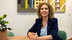 Professor Mouna Maroun ist die erste Araberin, die zum Rektor einer israelischen Universität, der Universität Haifa, gewählt wurde. Maroun gehört zur arabischen Minderheit in Israel, zur christlichen Minderheit unter den Arabern und zur maronitischen Minderheit unter den Christen. Sie sagt, sie sei stolz auf ihre Religionszugehörigkeit und trägt ein goldenes Kruzifix um ihren Hals. / Marinella Bandini