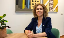 Professor Mouna Maroun ist die erste Araberin, die zum Rektor einer israelischen Universität, der Universität Haifa, gewählt wurde. Maroun gehört zur arabischen Minderheit in Israel, zur christlichen Minderheit unter den Arabern und zur maronitischen Minderheit unter den Christen. Sie sagt, sie sei stolz auf ihre Religionszugehörigkeit und trägt ein goldenes Kruzifix um ihren Hals. / Marinella Bandini