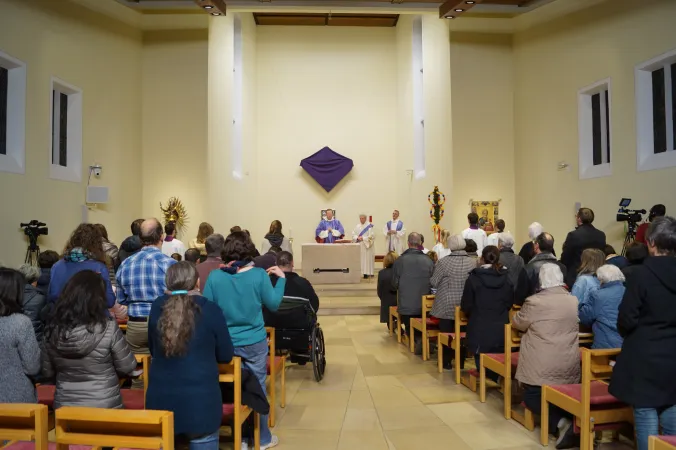 In der gut gefüllten Kapelle des Bildungshauses "Regina Pacis" zelebrierte Pater Hubertus Freyberg die Messe zum Jahrgedächtnis von Mutter Angelica.