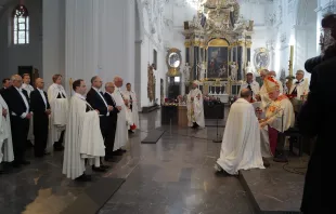 Der Großprior der Deutschen Statthalterei Reinhard Kardinal Marx nahm am 5. Mai 2018 insgesamt 22 Männer und Frauen in den Ritterorden vom Heiligen Grab zu Jerusalem auf.  / Rudolf Gehrig / EWTN.TV