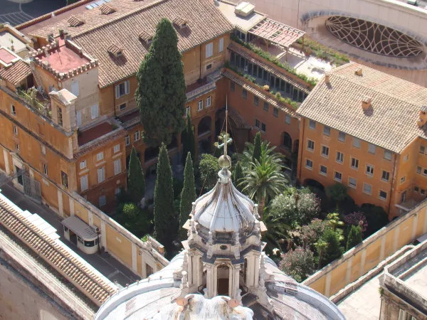 Der Campo Santo von der Kuppel des Petersdoms gesehen.