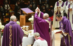 Papst Franziskus feiert die heilige Messe in der Megaron-Konzerthalle in Athen, Griechenland, am 5. Dezember 2021. / Vatican Media