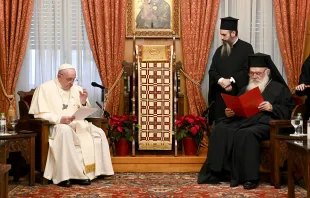 Papst Franziskus spricht mit Seiner Seligkeit Ieronymos II. und anderen griechisch-orthodoxen Führern in Athen am 4. Dezember. / Vatican Media