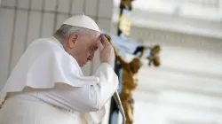 Papst Franziskus bekreuzigt sich auf dem Petersplatz am 8. März 2023.  / Vatican Media