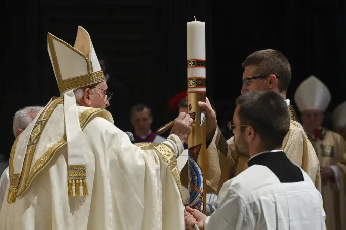 Papst Franziskus bei der Ostervigil am 8. April 2023