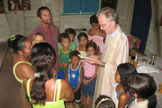 Tauffeier im Amazonas-Gebiet: Pater Douteil lebt und arbeitet seit 38 Jahren am Oberlauf des Amazonas. / Missionsgesellschaft vom Heiligen Geist / eurospiritains.org 
