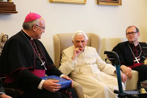 Übergabe und Erläuterung der Regensburger Sonntagsbibel: Bischof Voderholzer, Papst em. Benedikt XVI. und Weihbischof Josef Graf.