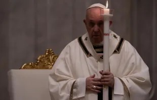 Papst Franziskus im Petersdom in der Osternacht 2020.  /  EWTN-CNA Photo/Daniel Ibáñez/Vatican Pool