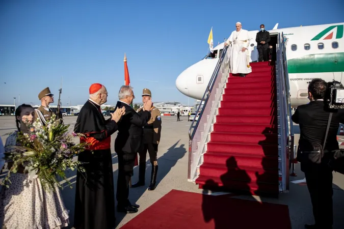 Ankunft von Papst Franziskus am Flughafen in Budapest am 12. September 2021.