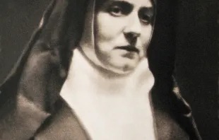 Das sogenannte Passfoto von Edith Stein, aufgenommen wohl gegen Dezember 1938 vor dem Karmel von Köln. Am 7. August 1942 wurde Teresia Benedicta vom Kreuz nach Auschwitz deportiert und starb in den Gaskammern des Konzentrationslagers.  / Archiv des Karmels – Gabriel Sozzi via Wikimedia