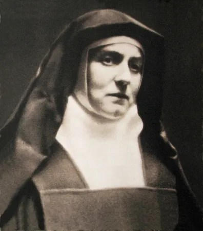 Das sogenannte Passfoto von Edith Stein, aufgenommen wohl gegen Dezember 1938 vor dem Karmel von Köln. Am 7. August 1942 wurde Teresia Benedicta vom Kreuz nach Auschwitz deportiert und starb in den Gaskammern des Konzentrationslagers. 