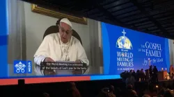 Ausstrahlung der Videobotschaft des Papstes in Dublin / Katholische Bischöfe Irlands (CatholicBishops auf Twitter)