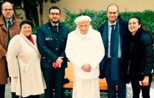 Papst Benedikt mit dem Team von ACI Stampa:  Chefredakteurin Angela Ambrogetti (zweite von links) sowie  rechts daneben Redakteure Marco Mancini, Andrea Gagliarducci und Veronica Giacometti. Links im Bild: Ambrogettis Ehemann, Professor Olof Brandt.  / ACI Stampa