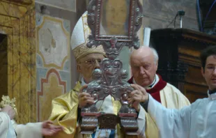 Erzbischof Farhat segnet mit dem heiligen Schweißtuch am 17. Januar 2016 in Santo Spirito in Sassia in Rom. / CNA/Paul Badde