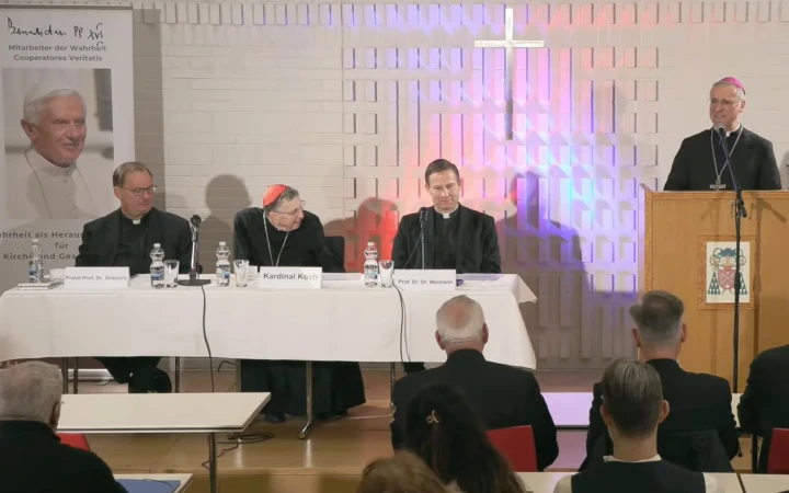 Der Hamburger Erzbischof Stefan Heße (rechts) bei seinem Grußwort zum „Benedikt XVI. Forum” am 8. November 2025. V.l.n.r.: P. Markus Graulich SDB, Untersekretär des Dikasteriums für Gesetzestexte, Kardinal Kurt Koch und Professor Ralph Weimann