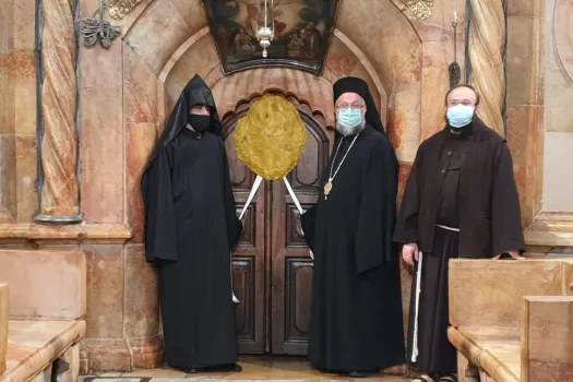 Die Zeremonie fand wie immer am orthodoxen Karsamstag in der Grabeskirche statt - dieses Jahr jedoch mit Schutzmasken. / @Israel / Twitter 