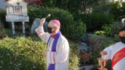 Weihwasser am Ort des Gotteslästerung: Erzbischof Salvatore Cordileone betete Exorzismus-Gebete in San Rafael (Kalifornien) am 17. Oktober. / Erzdiözese San Francisco