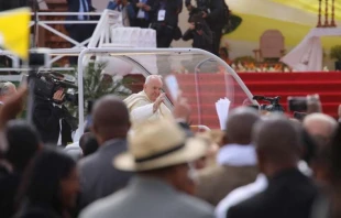 Papst Franziskus begrüßt Gläubige und Besucher  / Edward Pentin / CNA Deutsch