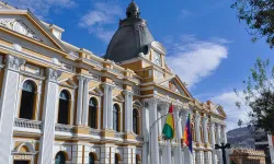 Fassade des Parlaments von Bolivien, der „Asamblea Legislativa Plurinacional“ / Wikimedia Commons
