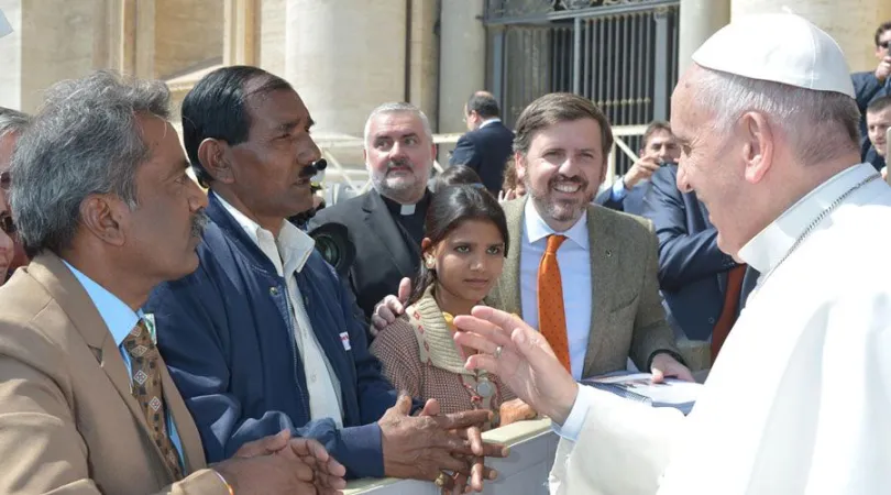 Mitglieder der Familie von Asia Bibi mit Papst Franziskus 