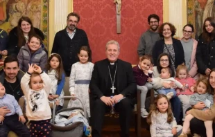 Einige Mitglieder der Familie Campomar Hernando mit Erzbischof Mario Iceta Gavicagogeascoa von Burgos. / Erzdiözese Burgos