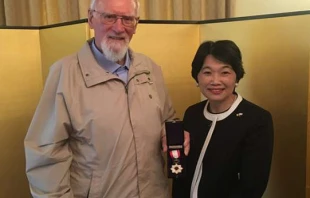 Pater Jude mit der Auszeichnung und der japanischen Botschafterin in Japan, Mari Miyoshi / Japanische Botschaft in Irland
