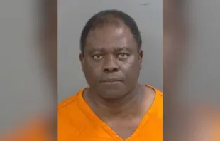 Anthony Odiong, ein ehemaliger Priester aus Louisiana, wurde am 16. Juli 2024 in Florida wegen Besitzes von Kinderpornografie verhaftet, wie die Strafverfolgungsbehörden mitteilten. / The Collier County Sheriff's Office