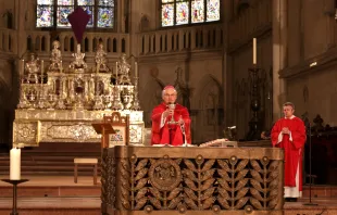 Bischof Rudolf Voderholzer zelebrierte alleine die Heilige Messe, Diakon Peter Nickl (rechts) assistierte ihm. / Jakob Schötz